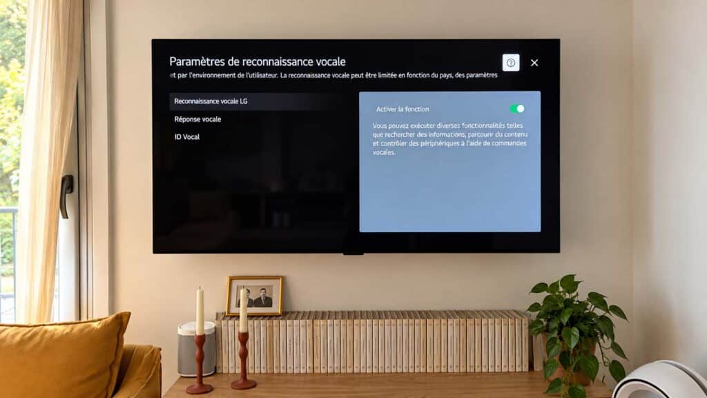 Téléviseur LG suspendu dans un salon affichant le menu des réglages de confidentialité