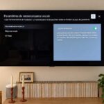 Téléviseur LG suspendu dans un salon affichant le menu des réglages de confidentialité