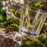 Verre Duralex entouré de verres colorés