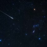 Étoile filante des Orionides dans un ciel étoilé
