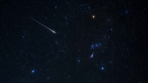 Étoile filante des Orionides dans un ciel étoilé