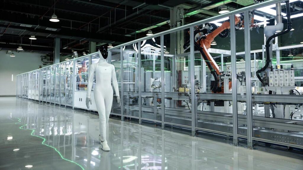 Le robot humanoïde Iron de Xpeng marche devant sa ligne d’assemblage automatisée