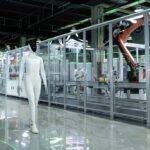 Le robot humanoïde Iron de Xpeng marche devant sa ligne d’assemblage automatisée