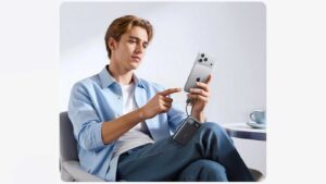 Batterie externe Baseus EnerFill FC11 rechargeant un smartphone