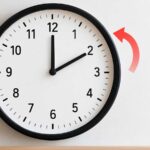 Horloge illustrant le passage à l’heure d’hiver le 25 octobre 2026.