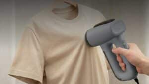 Un défroisseur vapeur efface les plis d'un t-shirt