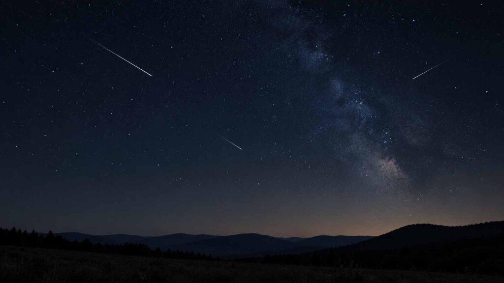 Étoiles filantes des Draconides dans le ciel nocturne