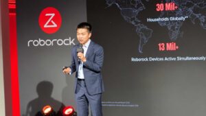 Frank Wu, vice-président de Roborock pour l’Europe de l’Ouest, sur scène