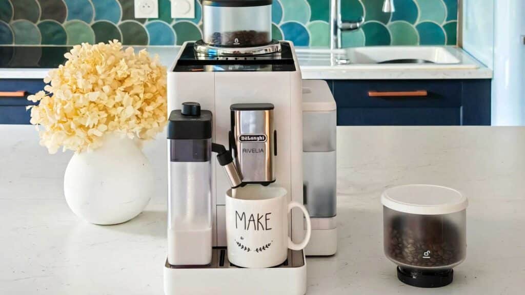 Machine à café à grain Delonghi Rivelia Latte en test dans la cuisine du laboratoire Labo Maison