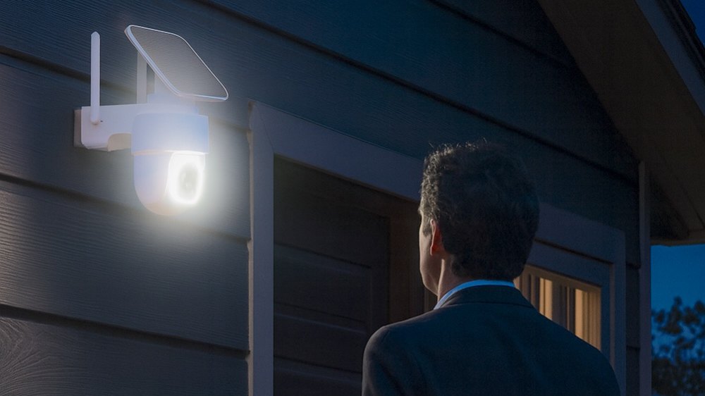 Les LED blanches de la caméra permettent de filmer en couleur la nuit