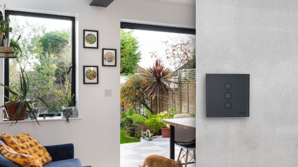 La façade en verre peut être remplacée par une version noire
