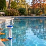 Piscine avec thermomètre en automne