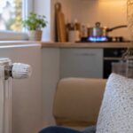 Radiateur de chauffage et flamme de gaz dans une maison