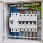 Tableau électrique ouvert dans un logement