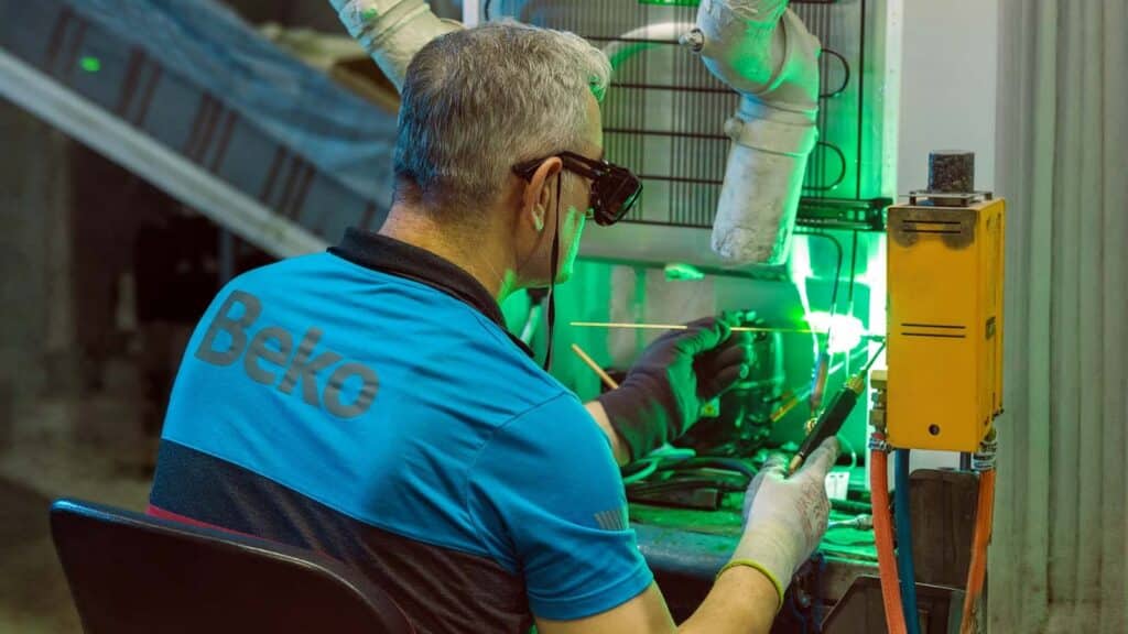 Technicien Beko réparant un appareil électroménager