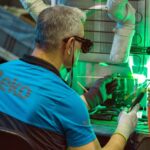 Technicien Beko réparant un appareil électroménager