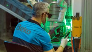 Technicien Beko réparant un appareil électroménager