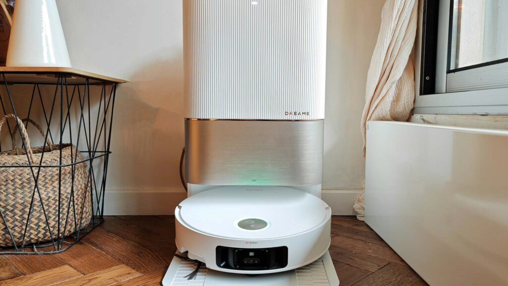 Robot aspirateur laveur Dreame X50 Ultra Complete sur sa station, pendant notre test à la maison