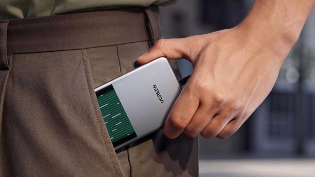 Batterie externe Ugreen MagFlow Pro glissée dans une poche de pantalon