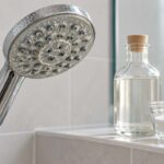 Pommeau de douche entartré avec du vinaigre blanc et du bicarbonate de soude