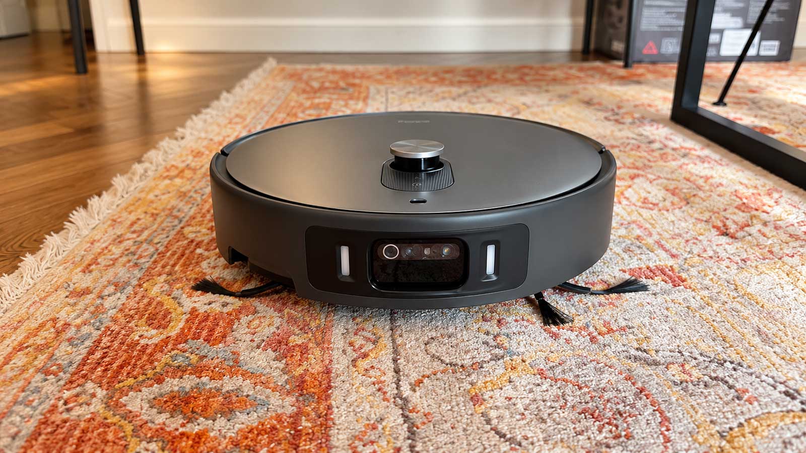 Aspirateur robot Xiaomi Robot Vacuum 6 Max en train d’aspirer un tapis à poils longs