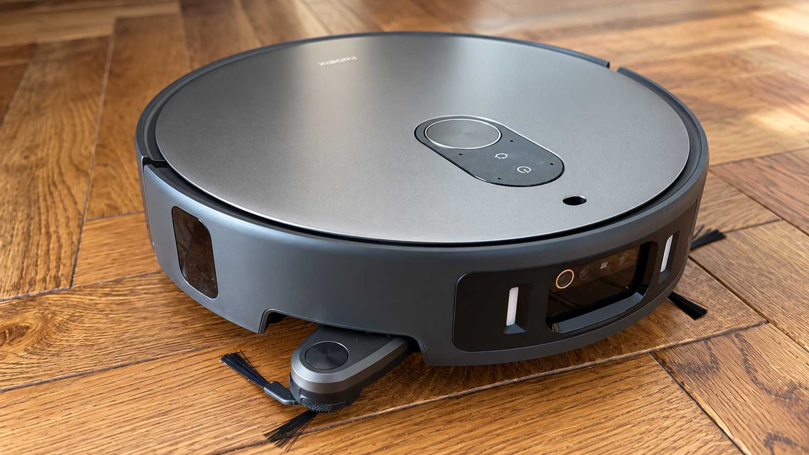 Brosse latérale extensible du Xiaomi Robot Vacuum 6 Max déployée vers un angle de la pièce