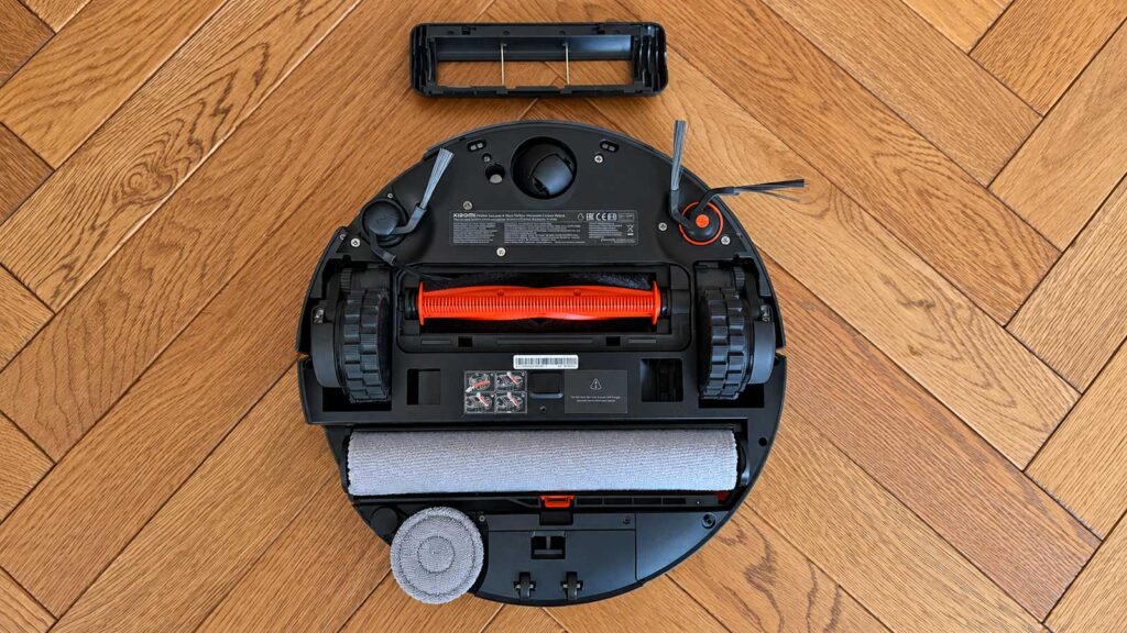 Dessous du Xiaomi Robot Vacuum 6 Max avec rouleau serpillière, brosse principale, brosses latérales et patin rotatif