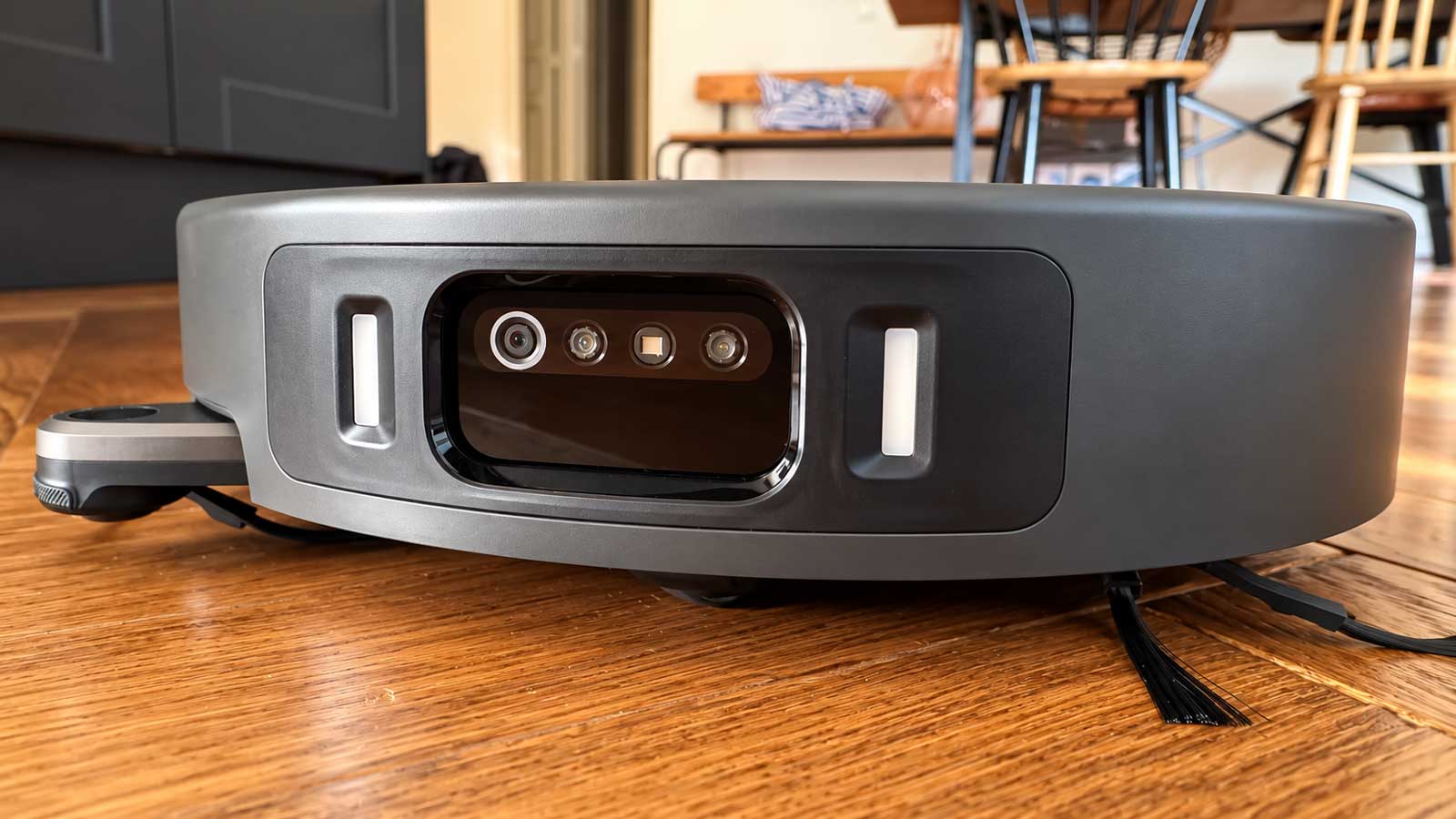 Face avant du Xiaomi Robot Vacuum 6 Max avec ses caméras et capteurs de détection d’obstacles