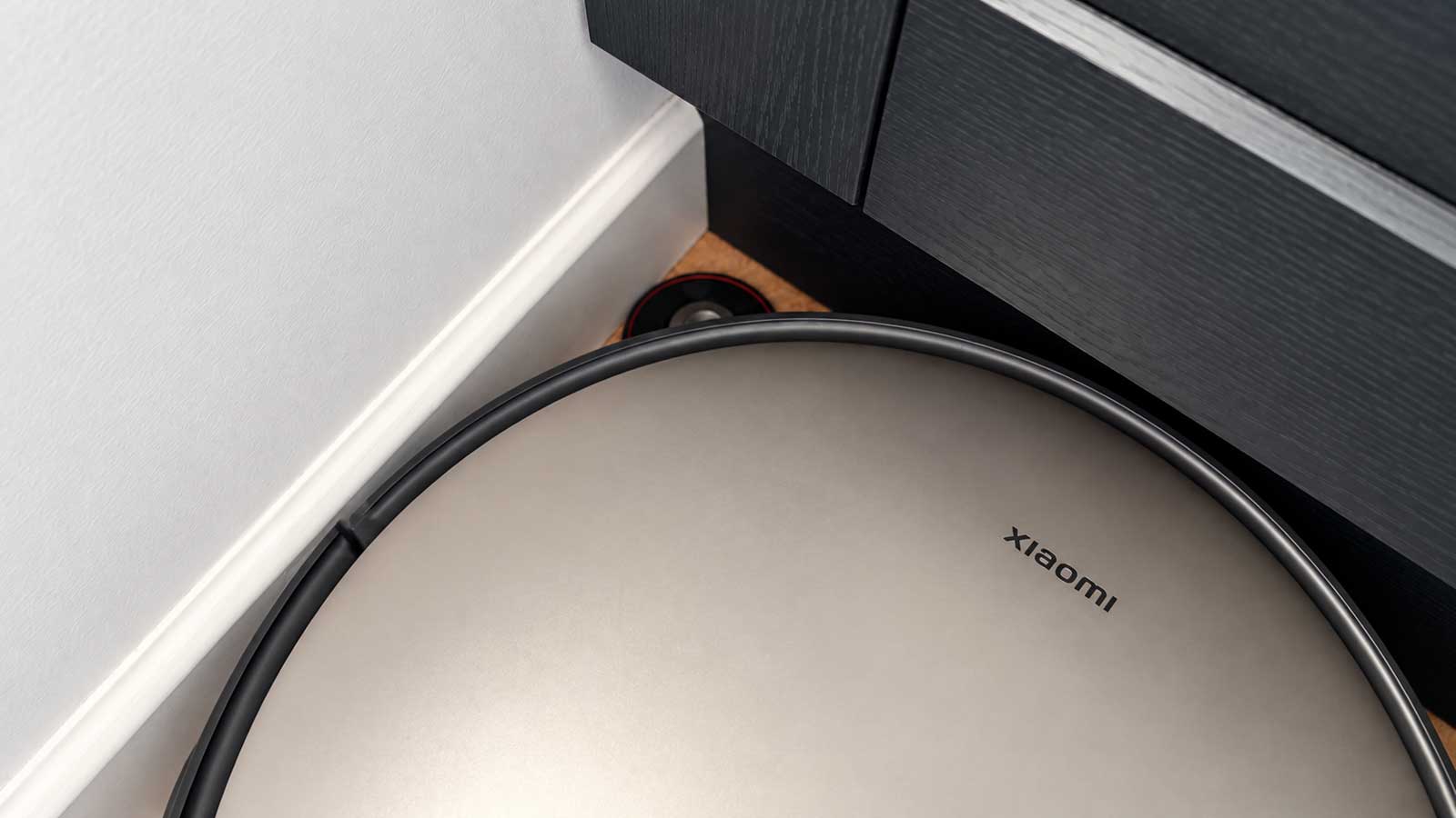 Patin rotatif du Xiaomi Robot Vacuum 6 Max déployé pour laver un angle de mur