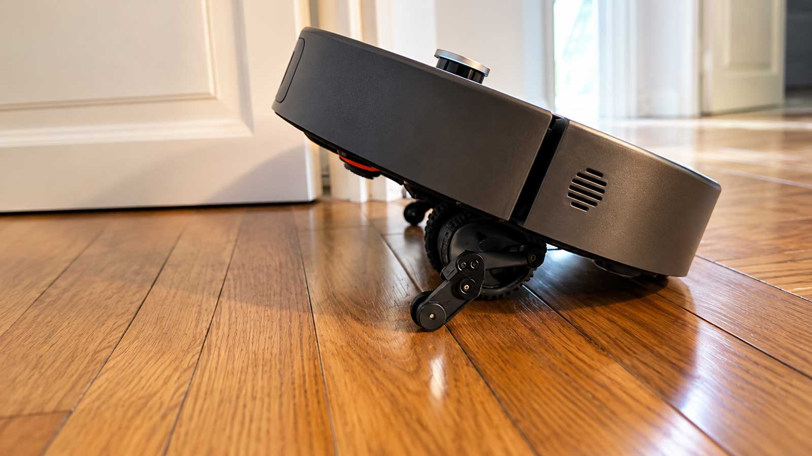 Xiaomi Robot Vacuum 6 Max soulevé sur ses pattes motorisées sans obstacle devant lui