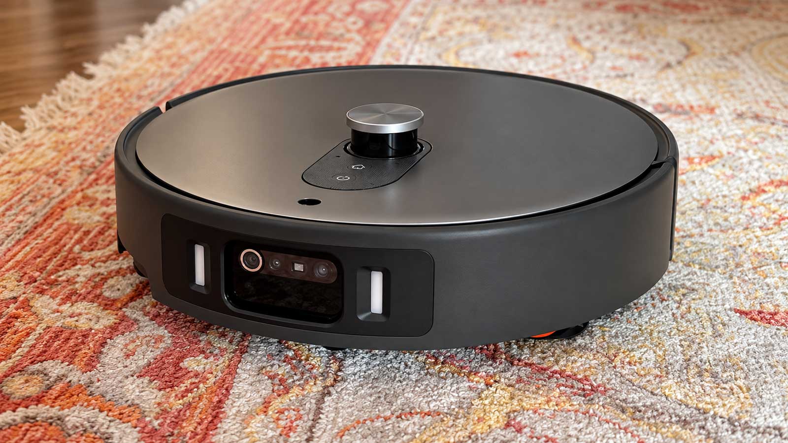 Xiaomi Robot Vacuum 6 Max tourelle LiDAR rétractée, passant sous un meuble bas