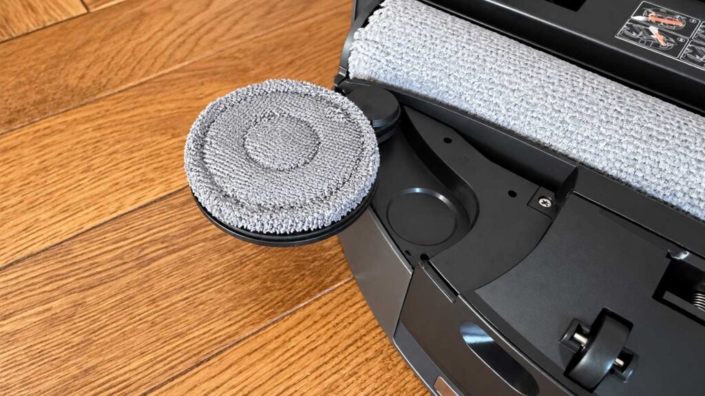 Gros plan sur le patin rotatif d’angle du Xiaomi Robot Vacuum 6 Max, robot retourné