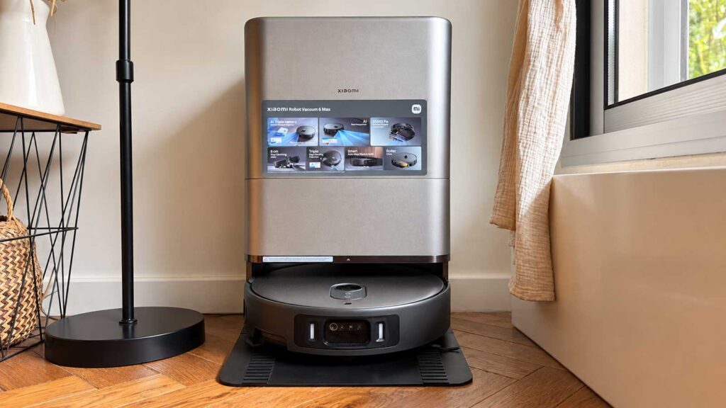 Aspirateur robot Xiaomi Robot Vacuum 6 Max installé dans sa station de lavage et de vidage automatique