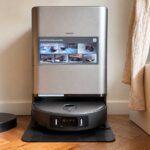 Aspirateur robot Xiaomi Robot Vacuum 6 Max installé dans sa station de lavage et de vidage automatique