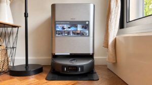 Aspirateur robot Xiaomi Robot Vacuum 6 Max installé dans sa station de lavage et de vidage automatique
