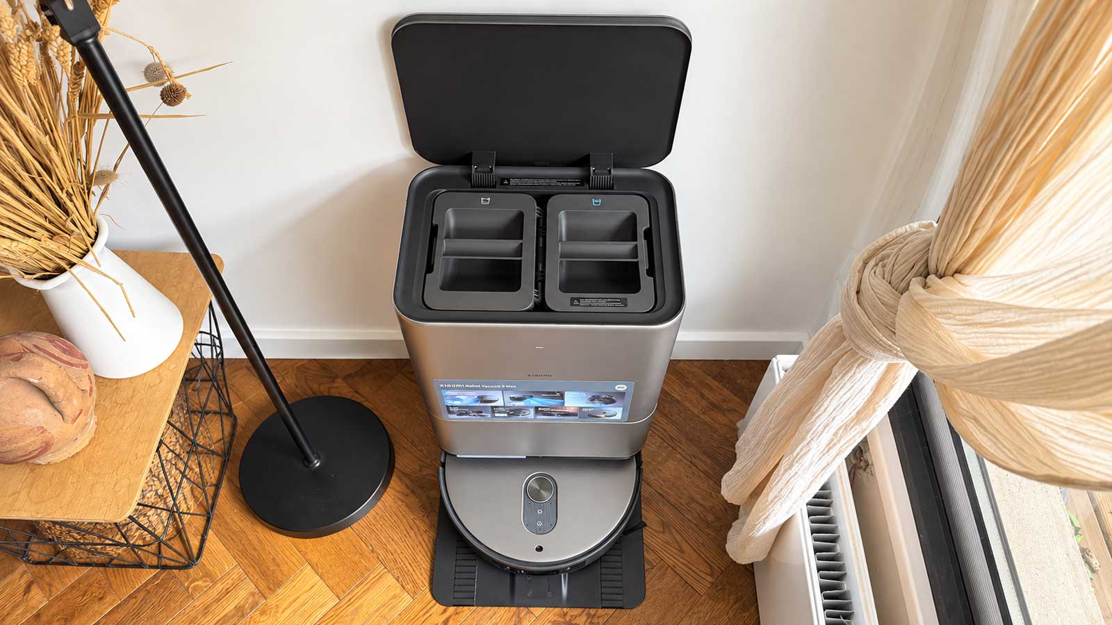 Station du Xiaomi Robot Vacuum 6 Max capot ouvert, avec ses réservoirs d’eau propre et d’eau sale