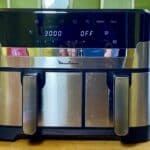 Airfryer double bac Moulinex Dual Easy Fry & Grill sur un plan de travail, photographié pendant notre test