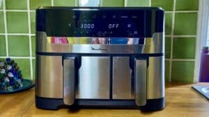 Airfryer double bac Moulinex Dual Easy Fry & Grill sur un plan de travail, photographié pendant notre test
