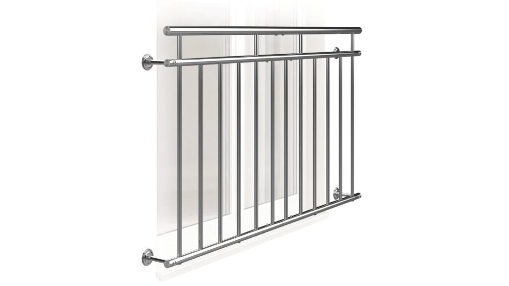 Balustrade de balcon français en acier inoxydable à barreaux verticaux, fixée par des pattes à distance du mur devant une porte-fenêtre