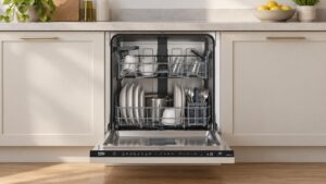 Lave-vaisselle tout intégrable Beko BDIN18441 installé dans une cuisine, porte ouverte sur ses paniers