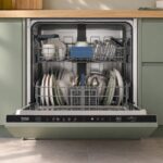 Lave-vaisselle tout intégrable Beko BLVI84F installé dans une cuisine, porte ouverte sur ses paniers