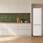 Réfrigérateur combiné Beko RCSA300K40WN blanc installé dans une cuisine
