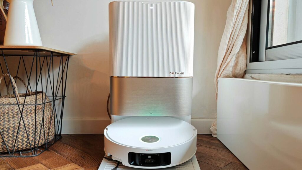 Black Friday Dreame : le robot laveur X50 Ultra Complete sur sa station, sur un parquet, pendant notre test