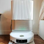 Black Friday Dreame : le robot laveur X50 Ultra Complete sur sa station, sur un parquet, pendant notre test