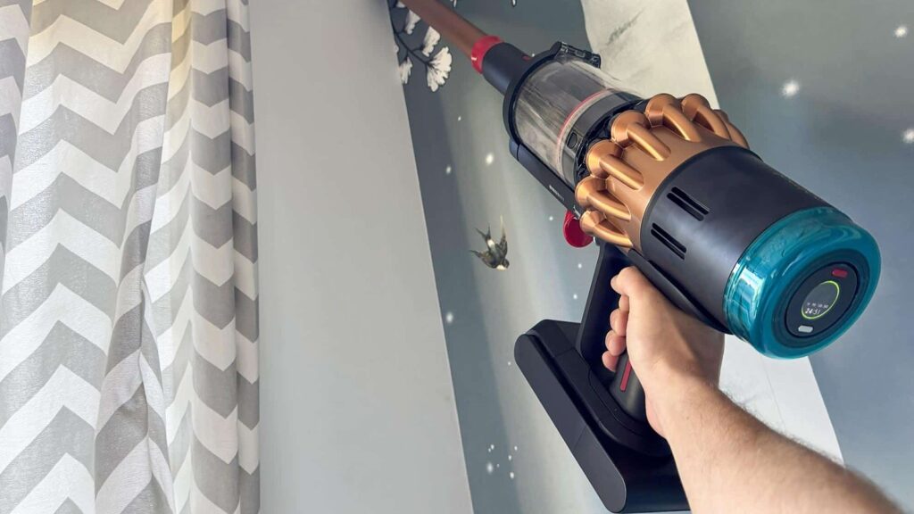 Aspirateur balai Dyson V16 Piston Animal utilisé en hauteur pour aspirer le haut d’un mur
