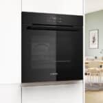 Four encastrable Bosch HBA572BB4 installé en colonne dans une cuisine