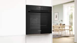 Four encastrable Bosch HBA572BB4 installé en colonne dans une cuisine