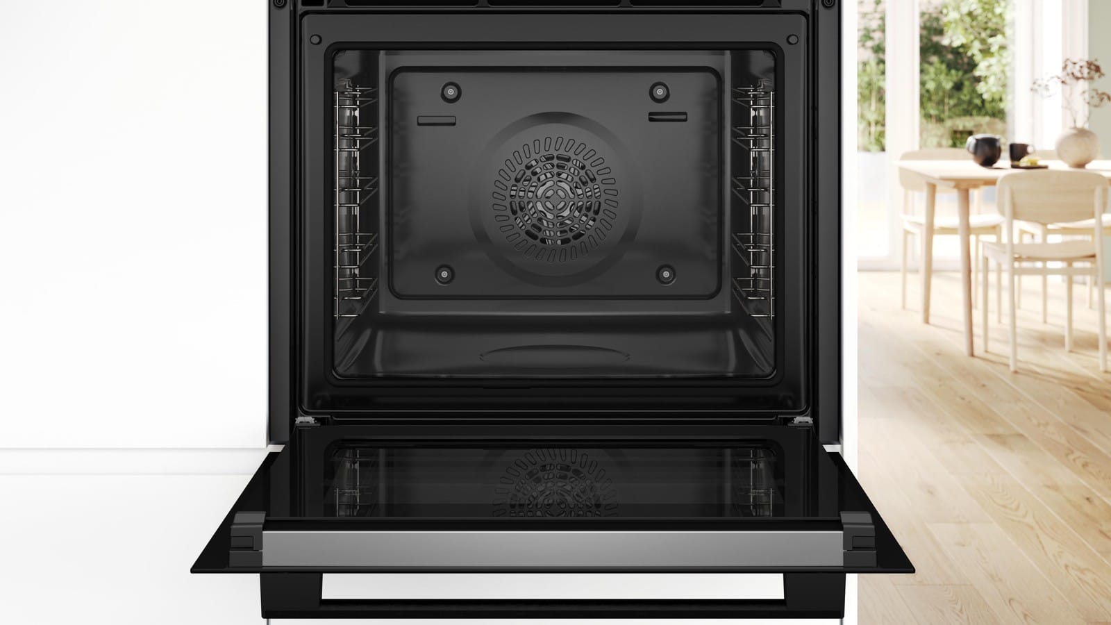 Cavité émaillée de 71 litres du four Bosch HBA572BB4 porte ouverte