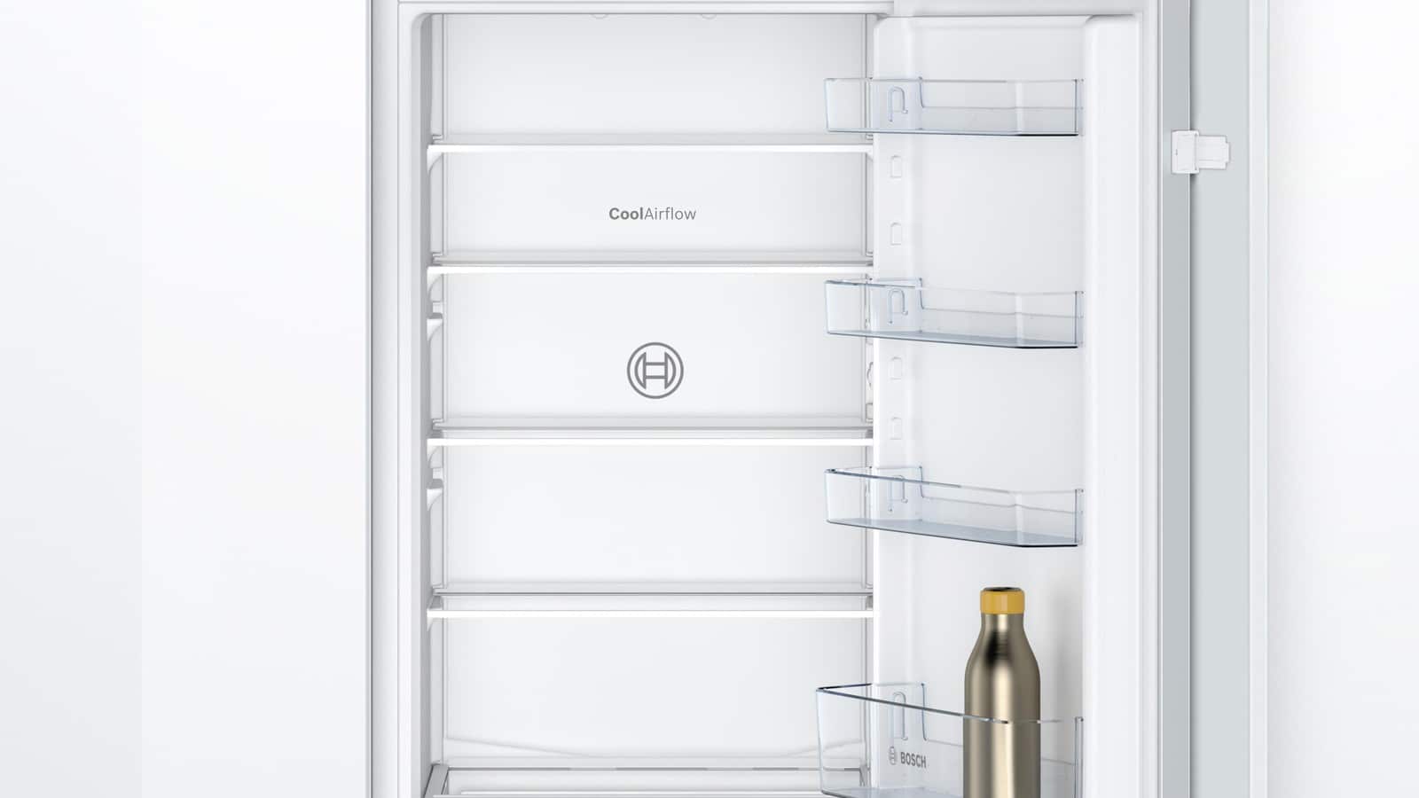 Intérieur d’un réfrigérateur combiné encastrable Bosch avec clayettes en verre et balconnets