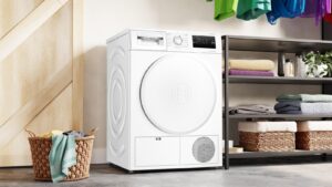 Sèche-linge pompe à chaleur Bosch WTH8300DFR installé dans une buanderie